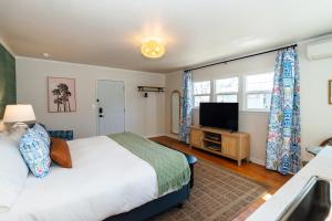 Postel nebo postele na pokoji v ubytování Swank Boutique Suites