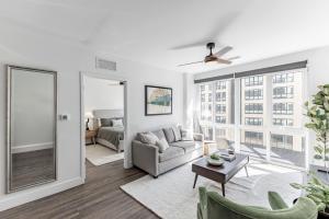 una sala de estar con un sofá y una mesa en Placemakr Huntsville - MidCity District, en Huntsville