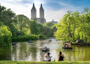 ユニオンシティにあるRose Stay, Stylish 2BR Apartment - Sleeps 6 - 25 Min to NYCの公園内の川船乗り