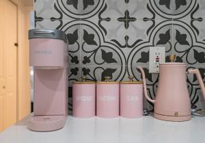 ユニオンシティにあるRose Stay, Stylish 2BR Apartment - Sleeps 6 - 25 Min to NYCのカウンターの上に置かれたピンク色の家電製品