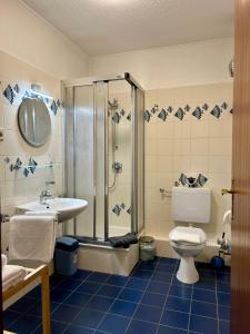 ein Badezimmer mit Dusche, Toilette und Waschbecken in der Unterkunft Haus Elbe -Wohnung 14- Zentral in Döse in Cuxhaven