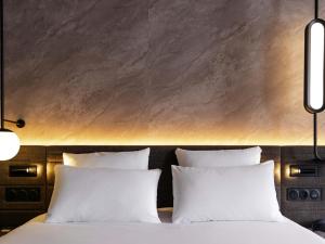 Postel nebo postele na pokoji v ubytování Novotel Paris Suresnes Longchamp