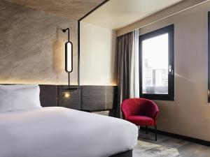 Postel nebo postele na pokoji v ubytování Novotel Paris Suresnes Longchamp