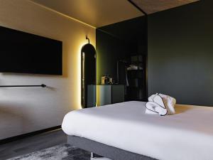 Postel nebo postele na pokoji v ubytování Novotel Paris Suresnes Longchamp