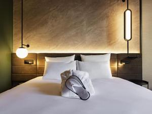 Postel nebo postele na pokoji v ubytování Novotel Paris Suresnes Longchamp