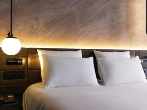 Postel nebo postele na pokoji v ubytování Novotel Paris Suresnes Longchamp