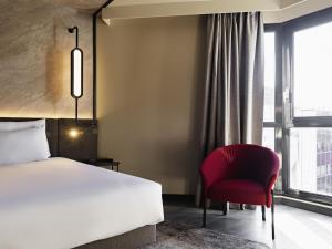 Postel nebo postele na pokoji v ubytování Novotel Paris Suresnes Longchamp