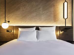 Postel nebo postele na pokoji v ubytování Novotel Paris Suresnes Longchamp
