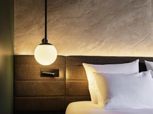 Postel nebo postele na pokoji v ubytování Novotel Paris Suresnes Longchamp