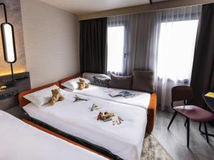 Postel nebo postele na pokoji v ubytování Novotel Paris Suresnes Longchamp