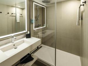 Koupelna v ubytování Novotel Paris Suresnes Longchamp