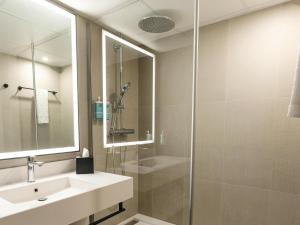 Koupelna v ubytování Novotel Paris Suresnes Longchamp