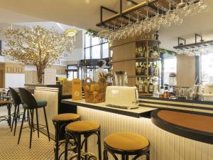 Lounge nebo bar v ubytování Novotel Paris Suresnes Longchamp