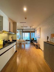 Køkken eller tekøkken på Luxury Condo Skywalk BTS Thonglor Pool Gym and Netflix
