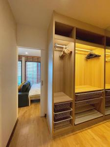 En eller flere senge i et værelse på Luxury Condo Skywalk BTS Thonglor Pool Gym and Netflix