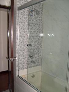 y baño con ducha y puerta de cristal. en A Place in the Sky - c23 Calacoto, en La Paz