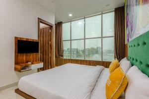 Postel nebo postele na pokoji v ubytování Brij Royal Heritage Hotel Near Prem Mandir Vrindavan