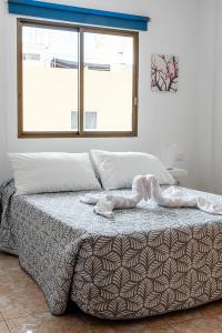 Un dormitorio con una cama grande con ventana. en Los Cristianos Beach, en Los Cristianos