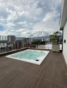 Bazén v ubytování Zona Rosa Apartamento 311-532-4072 escribir aquí para confirmar nebo v jeho okolí