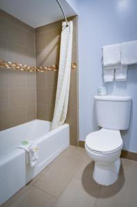 uma casa de banho com um WC branco e uma banheira em Vagabond Inn Sunnyvale em Sunnyvale