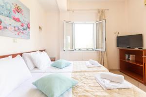 Voodi või voodid majutusasutuse Aphrodite Suites & Apartments with Swimming Pool toas