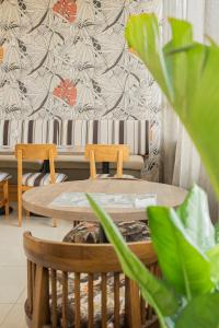 ein Tisch und Stühle in einem Zimmer mit einem Sofa in der Unterkunft Mia Hotel Choco in Quibdó + 55 Fotos