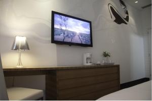 a flat screen tv on the wall of a bedroom at Hotel 286 in Ciudad Guayana