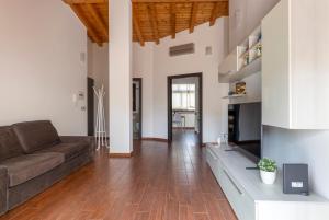 ein Wohnzimmer mit Sofa und Fernseher in der Unterkunft SAVOIA 173 - Apartment in Acireale