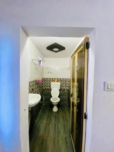 ein Badezimmer mit Toilette und Waschbecken in der Unterkunft Sunrise Resort in Araku