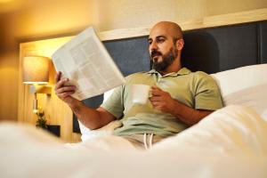 Rúm í herbergi á Best Western Premier Alsterkrug Hotel