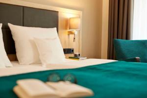 Rúm í herbergi á Best Western Premier Alsterkrug Hotel
