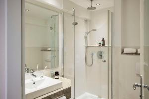 Baðherbergi á Best Western Premier Alsterkrug Hotel