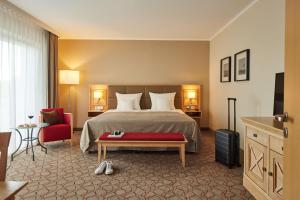 Rúm í herbergi á Best Western Premier Alsterkrug Hotel