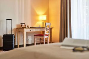 Rúm í herbergi á Best Western Premier Alsterkrug Hotel