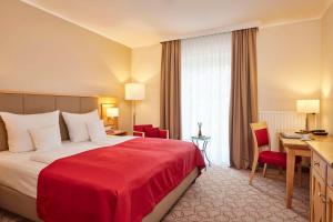 Rúm í herbergi á Best Western Premier Alsterkrug Hotel