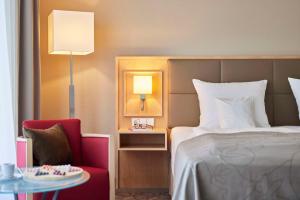 Rúm í herbergi á Best Western Premier Alsterkrug Hotel