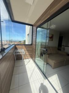 ein Zimmer mit Balkon mit Stuhl und Bett in der Unterkunft Novo Horizonte in Garanhuns