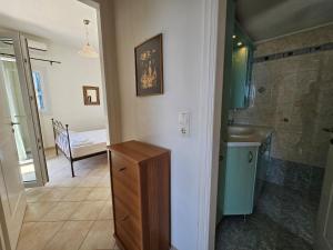 Koupelna v ubytování Trypiti Sea View Apartment + 37 fotografií