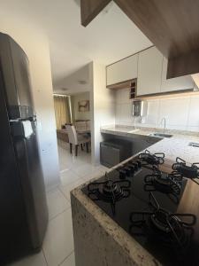 eine Küche mit einem schwarzen Kochfeld in einem Zimmer in der Unterkunft Novo Horizonte in Garanhuns