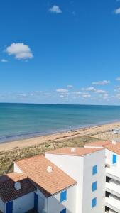 una vista sulla spiaggia dal balcone di un edificio di CHARMANT T2 Avec LOGGIA VUE MER a Saint-Hilaire-de-Riez