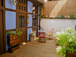 un patio con mesa y sillas en un porche en Chambre d'hôtes La Célestine, en Estrasburgo