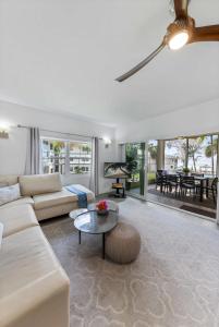 Χώρος καθιστικού στο Tamarind Bay 3BD on Seven Mile Beach +13 φωτογραφίες