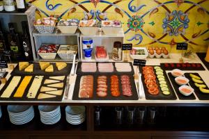 Hotel Boutique Casa Veracruz في إِستيبونا: علبة عرض مع السوشي وأصناف غذائية أخرى