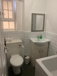 伦敦3 Bed Flat - Sleeps 6 - Parking - Wifi的带马桶和水槽的白色浴室