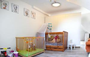 deux berceaux en bois dans un salon dans l'établissement Ruhige FeWo mit eingezäunten Garten - familienfreundlich, à Garz