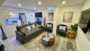un soggiorno con un divano e due poltrone di Cozy Hidden Gem, Stylish 2BR with Sofa Bed a Mississauga