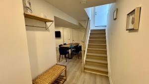 Area soggiorno di Cozy Hidden Gem, Stylish 2BR with Sofa Bed