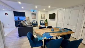 un soggiorno con tavolo e sedie blu di Cozy Hidden Gem, Stylish 2BR with Sofa Bed a Mississauga
