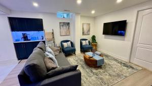 TV o dispositivi per l'intrattenimento presso Cozy Hidden Gem, Stylish 2BR with Sofa Bed