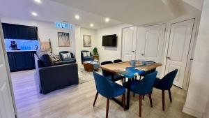 TV o dispositivi per l'intrattenimento presso Cozy Hidden Gem, Stylish 2BR with Sofa Bed